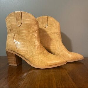 Billini  Cream colored boots women’s size 9. BILLINI Nirvana Western Boot